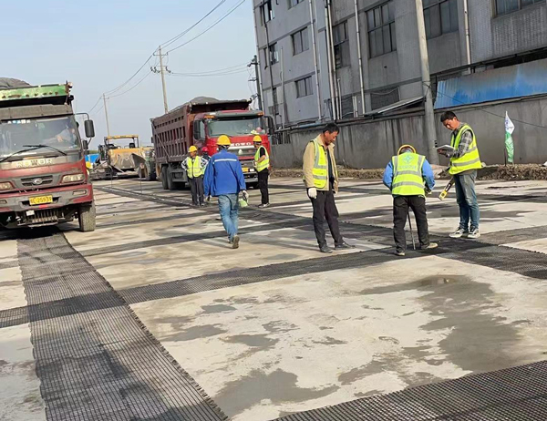榆阳老材料的新故事：玻璃纤维土工格栅如何在‘白改黑’浪潮中重获新生？